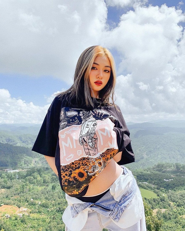Trần Đoàn Bảo Ngọc là một hotgirl Sài thành nhận được nhiều sự quan tâm. Hiện mỹ nhân sinh năm 2001 sở hữu hơn 334 lượt follow trên instagram và hơn 81 nghìn lượt follows trên facebook.