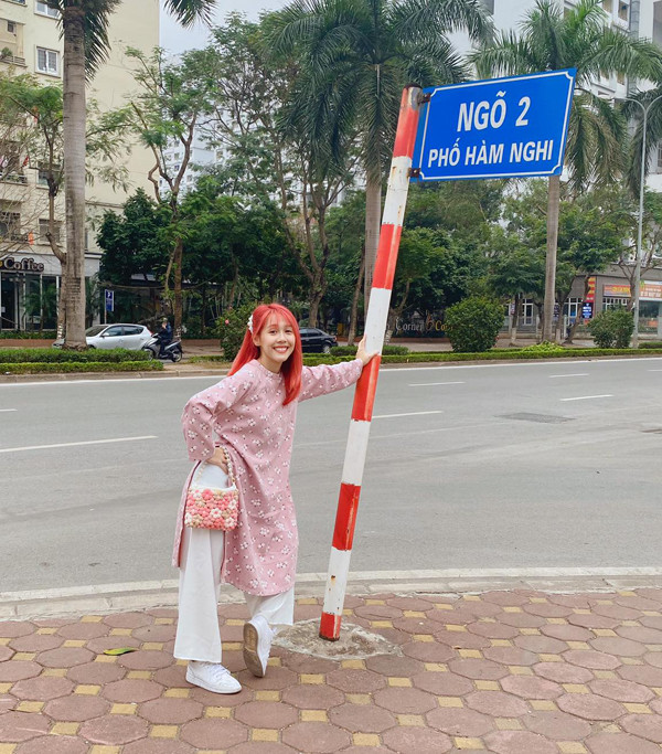 Tham gia Sao Nhập Ngũ 2020, Hậu Hoàng ghi điểm bởi sự thông minh, nỗ lực hết mình để hoàn thành nhiệm vụ. Đặc biệt, sự kết hợp ăn ý của cô với Mũi trưởng Nguyễn Việt Long càng thu hút sự quan tâm, khiến người hâm mộ hết lòng đẩy chuyến “thuyền tình”.