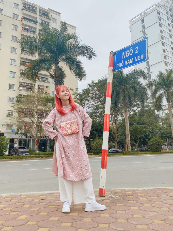 “Thánh nhạc chế” là biệt danh dân mạng đặt cho Hậu Hoàng (tên thật Hoàng Thúy Hậu, Hà Nội). Cô nàng sinh năm 1995 không phải gương mặt xa lạ với giới trẻ khi sở hữu kênh Youtube hơn 7 triệu lượt theo dõi.