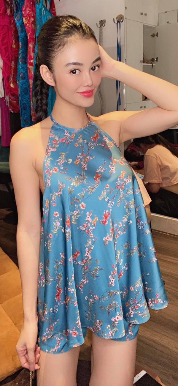 Áo váy cổ yếm là trang phục độc đáo lấy cảm hứng từ trang phục phụ nữ xưa. Chi tiết cách tân giúp người mặc tôn lên đường cong gợi cảm cơ thể, vừa phảng phất nét đẹp hoài cổ.