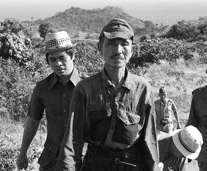Một lát sau, "người rừng" nhảy từ trên cây xuống, miệng lắp bắp: “Người Nhật, người Nhật … thế là cuối cùng tôi đã nhìn thấy người Nhật rồi!”
