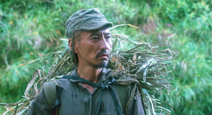 Onoda sống nhờ ăn trái cây và các loại côn trùng, động vật nhỏ như chuột, sóc, chim, thỏ rừng bẫy được. Vì không có lửa nên ông phải ăn sống mọi thứ. Bộ quân phục duy nhất đã rách hỏng từ lâu, mùa hè anh trần truồng như nhộng, mùa rét ông lấy vỏ và lá cây đan lại làm áo che thân.