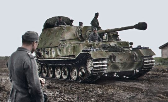 Vào ngày 26/5/1941, Henschel và Porsche đã được yêu cầu đệ trình bản thiết kế của một loại xe tăng hạng nặng tải trọng 45 tấn có thể vận hành ở tốc độ cao và lắp đặt pháo chính 88mm, có nguồn gốc từ súng phòng không 88mm Flak 37.