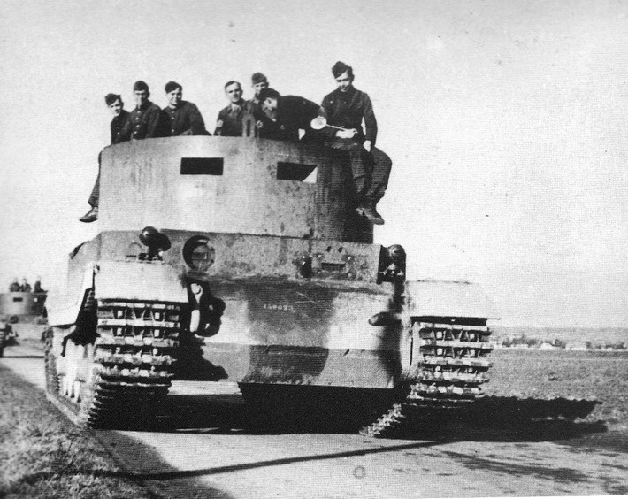 Xe tăng Tiger của Porsche, được đặt tên là VK 45.01, được trang bị động cơ xăng Porsche Type 101 làm mát bằng tản nhiệt không khí đôi V-10 được gắn ở phía sau xe tăng.
