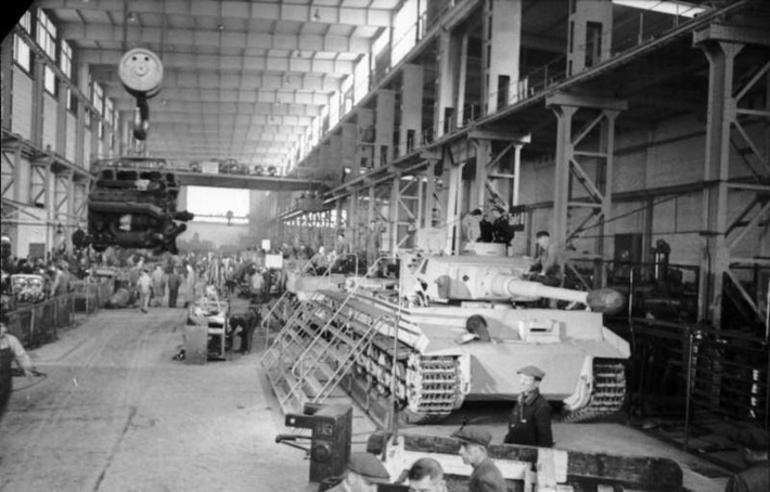 Những vấn đề này và thực tế là các cuộc thử nghiệm đã chứng minh xe tăng Tiger Porsche kém cơ động hơn so với đối thủ cạnh tranh và là lý do tại sao nguyên mẫu VK 45.01 được trang bị vũ khí giống hệt Tiger I, nhưng lại không được đưa vào sản xuất hàng loạt.