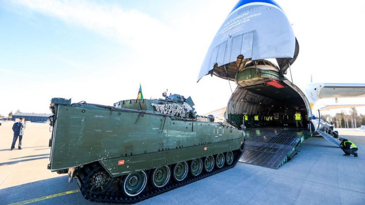 Chiến trường Ukraine đã chứng kiến nhiều loại vũ khí thể hiện sức mạnh như máy bay không người lái (UAV), tên lửa pháo binh, vũ khí chống UAV và tác chiến điện tử... Vậy đâu là những vũ khí hàng đầu trên chiến trường Ukraine trong 1 năm qua.