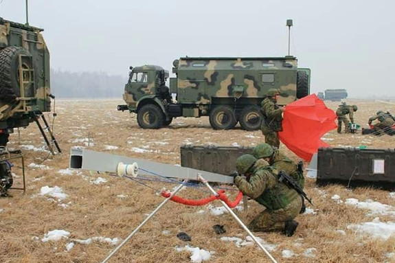 Bên cạnh đó, hệ thống RB-341V Leer-3 có thể phối hợp với các UAV Orlan-10 mang theo thiết bị gây nhiễu di động trên xe tải Kamaz-5350, hoặc các thiết bị gây nhiễu vô tuyến R-934B Sinitsa và R-330Zh Zhitels chặn các liên kết với vệ tinh.