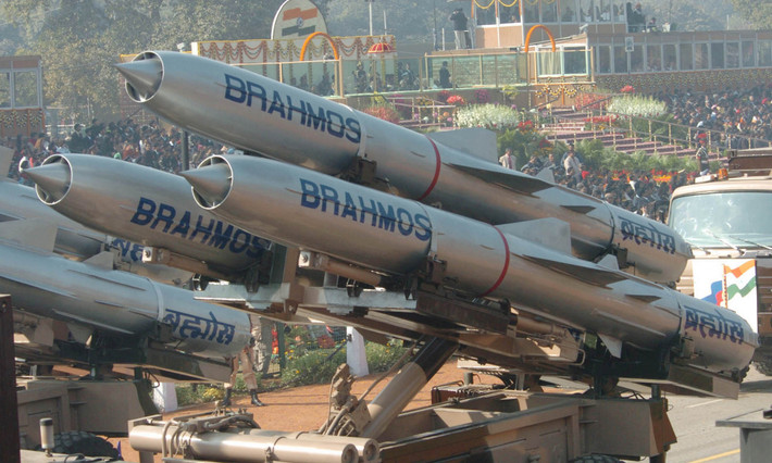 Ấn Độ đã ký thỏa thuận với Philippines về việc bán tên lửa hành trình siêu thanh BrahMos. Bộ trưởng Quốc phòng Philippines Delfin Lorenzana đã nêu chi tiết về việc Philippines chấp nhận thỏa thuận với giá 374 triệu USD. Đây là thương vụ quốc phòng lớn đầu tiên của Ấn Độ bán thiết bị được sản xuất trong nước.