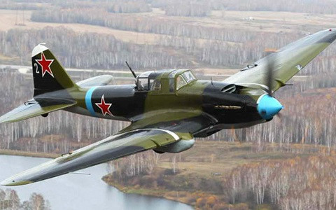 Giống với nhiều loại máy bay và phương tiện chiến tranh khác do Liên Xô thiết kế, Ilyushin Il-2 nổi tiếng với độ lỳ đòn và khả năng sống sót mãnh liệt qua các cuộc chiến với không quân đức thời bấy giờ. Với số lượng hơn 36.000 chiếc, đây là loại máy bay quân sự được sản xuất nhiều nhất trên thế giới cho đến nay.