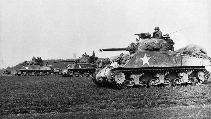 Xe tăng, máy bay được sản xuất với số lượng lớn chưa từng có. M4 Sherman là loại xe tăng nổi tiếng của Mỹ trong thế chiến thứ hai, sở hữu hỏa lực khá tốt, tốc độ nhanh và độ tin cậy cao. Mỹ đã sản xuất hơn 50.000 chiếc xe tăng M4 Sherman từ năm 1942 đến 1945. Đây cũng là loại xe tăng duy nhất xuất hiện trên mọi mặt trận, từ Bắc Phi, Tây Âu, Đông Âu cho tới châu Á - Thái Bình Dương.