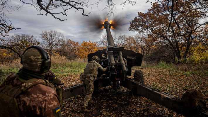 Quân đội Ukraine triển khai rải mìn bên trong và bên ngoài tòa nhà ngân hàng, đồng thời sử dụng nhiều điểm hỏa lực khác nhau để yểm trợ cho bãi mìn. Lực lượng biệt kích Nga gặp khó khăn khi tiến lên. Quân đội Ukraine mặc dù chỉ có thành trì là tòa nhà ngân hàng nhưng họ vẫn có thể nhận được sự hỗ trợ từ pháo binh Ukraine ở phía sau.
