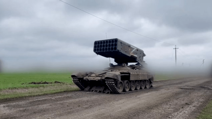 Do tầm bắn của bệ phóng rocket nhiệt áp TOS-1A quá ngắn nên nó rất dễ bị pháo binh Ukraine chế áp. Do đó, chỉ ở những khu vực mà quân đội Nga đã đạt được ưu thế tuyệt đối thì mới tham chiến.