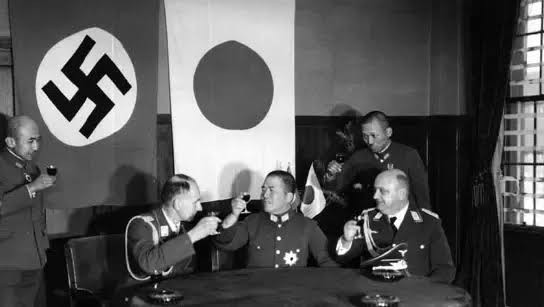 Cuối năm 1944, đa số những ai nắm rõ tình hình chiến sự đều hiểu rằng các nước phe “Trục” sẽ thất bại trong chiến tranh Thế giới thứ 2. Tuy nhiên, ở Berlin và Tokyo vẫn còn nhiều tướng lĩnh tiếp tục kiên trì làm tất cả những gì có thể để cứu vãn tình hình.