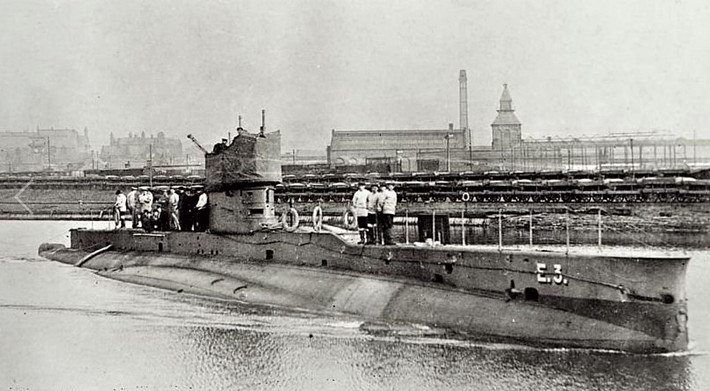 Tàu ngầm HMS Venturer của Anh được khởi công ngày 25/8/1942 theo một chương trình quân sự và hạ thủy ngày 4/5/1943. Tàu được đưa vào sử dụng ngày 19/8/1943.