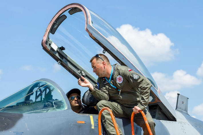 Tuy nhiên, bên cạnh những ưu thế về mặt công nghệ của F-35 thì đối với một số phi công, đặc biệt là những người từng được đào tạo sử dụng chiến đấu cơ do Liên Xô sản xuất, có khả năng sẽ khó thích ứng nổi.