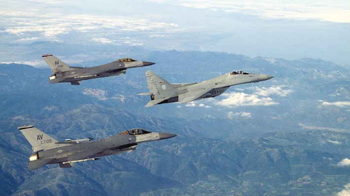 F-16 và MiG-29 có thể so sánh với nhau về khả năng. Mặc dù MiG-29 là máy bay chiến đấu chiếm ưu thế trên không còn F-16 là tiêm kích đa năng nhưng cả hai đều là những chiến đấu cơ thế hệ thứ tư. MiG-29 trên thực tế được chế tạo để đáp trả F-16 và F-15 của Mỹ.