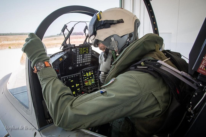 Các phi công F-16 trong Không quân Ba Lan có thể chuyển loại sang lái dòng máy bay phản lực mới hơn, giống như nhiều phi công trong các lực lượng không quân khác đã làm với F-35, nhưng các phi công quen với các dòng máy bay Liên Xô của Ba Lan không gặp thuận lợi như thế.
