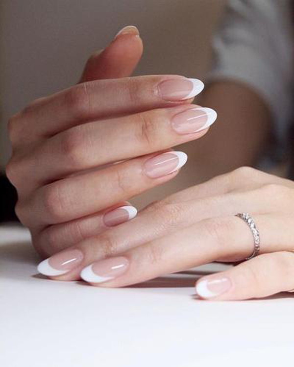 Xử Nữ (23/8 - 22/9). Xử Nữ là người cầu toàn và chỉn chu. Vì tính cách này, họ thường không vừa mắt với những móng tay 12 cung hoàng đạo có phần sặc sỡ, màu sắc. Thay vào đó, Xử Nữ nên chọn cho mình kiểu móng hơi hướng quý cô nước Pháp, đơn giản, không cầu kỳ.