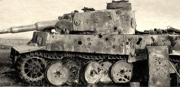 Đương nhiên, xe tăng hạng nặng Tiger cũng có một số hạn chế. Khả năng cơ động của nó không thực sự linh hoạt, vì vậy, những đối thủ có kỹ năng đôi khi có thể vượt qua nó. Ngoài ra, nếu động cơ không hoạt động, tháp pháo phải được di chuyển bằng tay. Mặc dù vậy, sức mạnh và độ dẻo dai của Tiger vẫn là những điểm mạnh gây chú ý.