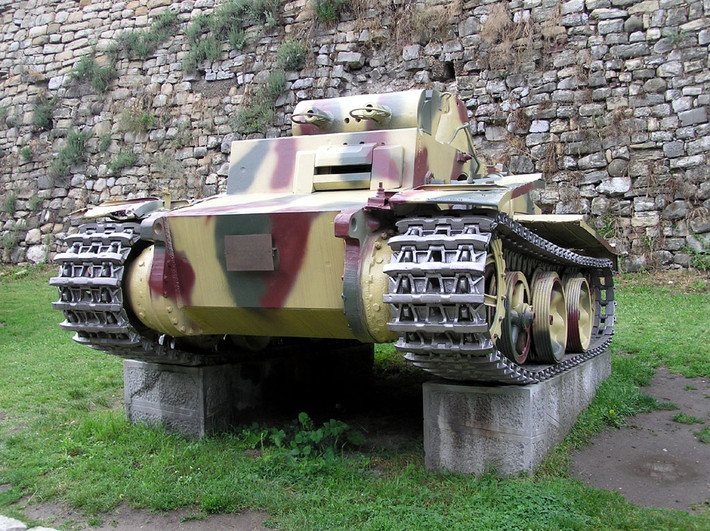 Sau khi được đưa vào sản xuất, Panzer I bắt đầu đi vào hoạt động từ năm 1934. Đó là một chiếc xe tăng hạng nhẹ, chỉ có 2 kíp lái và 2 súng máy. Tuy nhiên, trong thực chiến, Panzer I có giáp không đủ chắc chắn, nên không chống lại được những đòn tấn công của súng chống tăng.