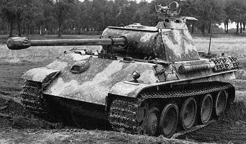 Cuối cùng là Leopard 1, là một loại xe tăng chiến đấu chủ lực được thiết kế và sản xuất tại Đức, lần đầu tiên đi vào phục vụ vào năm 1965. Việc thiết kế bắt đầu bằng một dự án hợp tác giữa Đức và Pháp vào những năm 1950, nhưng các quan hệ đối tác đã kết thúc và thiết kế cuối cùng được đặt hàng bởi Bundeswehr, sản xuất bắt đầu vào năm 1965.