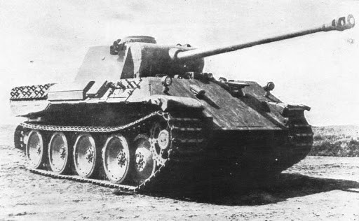 Với khối lượng lên tới 45 tấn, do bộ giáp dày tới 120mm, nên xe tăng hạng trung Panther V nặng hơn hầu hết các xe tăng khác. Kích thước vũ khí trang bị trên xe tăng cũng tạo ra hiệu suất tuyệt vời trên chiến trường. Súng 75mm, dài gấp 2 lần so với súng của Panther IV, mang lại sức mạnh và tầm bắn lớn hơn. Panther V là một trong những xe tăng tốt nhất tham dự cuộc chiến tranh thế giới, nó cũng có độ hiện đại gần tiệm cận với các xe tăng chủ lực, ra đời sau cuộc chiến.