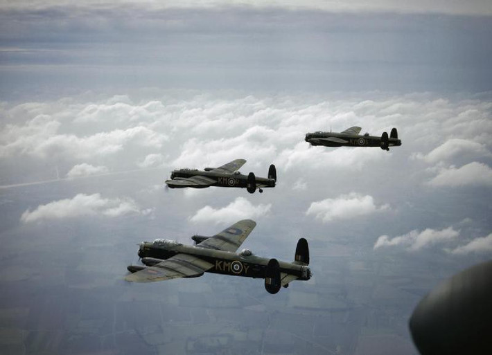 Avro Lancaster là một sự phát triển mở rộng từ máy bay Avro Manchester. Các nhà chế tạo đã cải tiến máy bay ném bom sẵn có, tiết kiệm thời gian và chi phí. Người ta mở rộng thân, kéo dài sải cánh, bổ sung thêm 2 động cơ. Avro Lancaster đi vào hoạt động từ năm 1942, giúp người Anh có thể tấn công nước Đức.