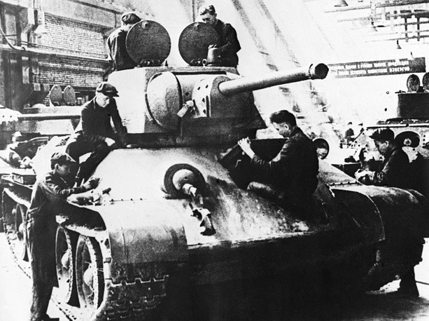T-34 triển khai lần đầu vào năm 1940, với số lượng hạn chế, từ năm 1941 Hồng quân tung vào chiến trường số lượng lớn xe tăng T-34. Loại xe tăng hạng trung này đã tạo nên một cú sốc cho quân đội Đức quốc xã. Nhanh nhẹn, cơ động cao, hỏa lực mạnh là những ưu điểm vượt trội của T-34.
