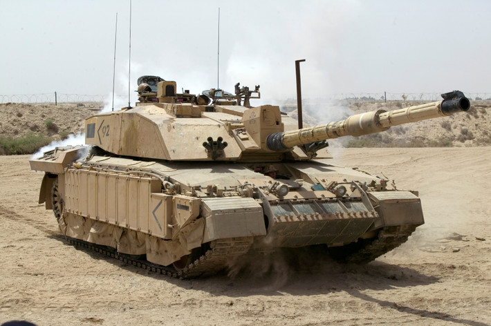 Xe tăng Challenger 2 là loại xe tăng nặng nhất và mạnh nhất trong Quân đội Anh. Kể từ khi Chiến tranh Lạnh kết thúc, sau nhiều đợt cắt giảm quân số, chỉ có 227 xe tăng Challenger 2 loại này hiện còn hoạt động.