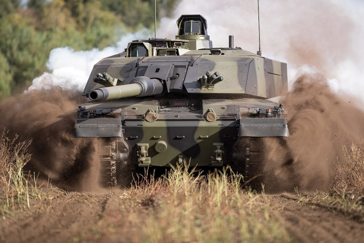 Xe tăng chủ lực Challenger 2 có trọng lượng đến 70 tấn, được trang bị pháo 120mm. Trong suốt 23 năm phục vụ, nhưng quân đội Anh chưa bao giờ thực hiện một cuộc nâng cấp lớn đối với Challenger 2. Ngược lại, quân đội Mỹ đã phát triển và triển khai một số xe tăng dòng M1 mới.