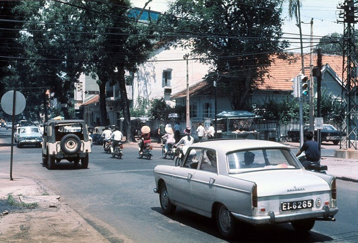 Ngày 30/3/1965, ngày N của kế hoạch, đội hình hành quân chuyển bánh. Đội trưởng Bảy Bê đi đầu vừa lái chiếc Frégate chứa 150kg thuốc nổ, vừa chỉ huy đồng đội. Trên xe có Trần Văn Thế bảo vệ, Năm Bắc và Tư Việt chạy xe gắn máy yểm trợ phía sau. Sau khi chạy qua các cung đường đã định sẵn, tổ chiến đấu đã tiếp cận được mục tiêu.