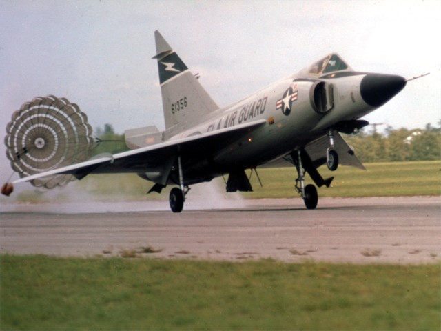 Một mẫu ''quan tài bay'' nữa của Không quân Mỹ là máy bay đánh chặn siêu thanh F-102 Delta Dagger. Do sự phát triển của lực lượng máy bay ném bom tầm xa của Liên Xô, nên đã thúc đẩy sự phát triển của một số máy bay đánh chặn phản lực tốc độ cao trong những năm 1950.