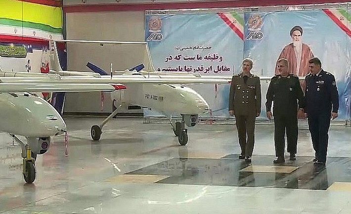 Và Iran cũng không hề tỏ ra "kém cỏi" với Mỹ trong lĩnh vực chế tạo máy bay không người lái, Iran cũng là một trong số ít quốc gia trên thế giới hiện nay sở hữu công nghệ UAV tiên tiến, họ đã sản xuất hàng loạt UAV phục vụ mục đích trinh sát và chiến đấu.
