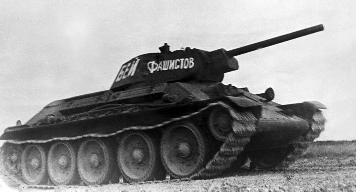 Công ty cơ khí của Nga Uralvagonzavod cho biết, chiếc xe tăng T-34 huyền thoại của Liên Xô đã hơn 81 tuổi. Lần đầu tiên loại xe tăng này tham gia phục vụ Lực lượng Hồng quân Liên Xô vào ngày 19/12/1939.