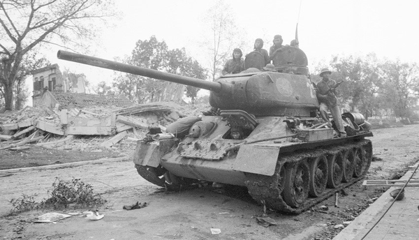 Năm 1942, phiên bản súng phun lửa của xe tăng T-34-76 đã được phát triển và đưa vào sản xuất hàng loạt. Vào tháng 01/1944, xe tăng T-34-85 đã được đưa vào biên chế các lực lượng vũ trang.