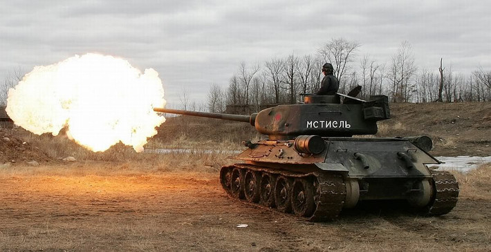 Những chiếc T-34-85 sở hữu pháo ZiS-S-53 cỡ nòng 85 mm, với khả năng xuyên phá vượt xa dòng xe tăng Panzer IV và pháo tự hành StuG III, chỉ thua kém xe tăng hạng nặng Tiger và Panther.