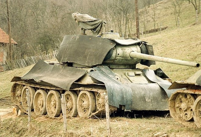 Tuy nhiên, xe tăng T-34 không phải hoàn hảo. Những biến thể đời đầu có độ tin cậy không cao, hộp số rất khó sử dụng, trong khi tổ lái phải ngồi trong khoang chiến đấu chật hẹp và không tiện nghi. Pháo chính và kính ngắm của T-34 cũng thua kém hơn nhiều, so với những xe tăng hiện đại của Đức trong Thế chiến II