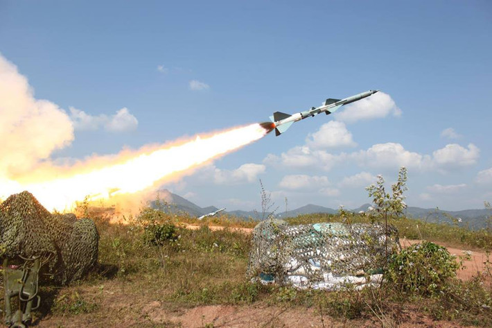 Mặc dù tên lửa S-75 có tốc độ Mach 3,5; nhanh hơn các loại tên lửa tương tự của Mỹ như MIM-23 và nhanh hơn một chút so với chiếc SR-71; nhưng tên lửa phải mất thời gian phóng, tăng tốc, leo cao và bám theo máy bay.