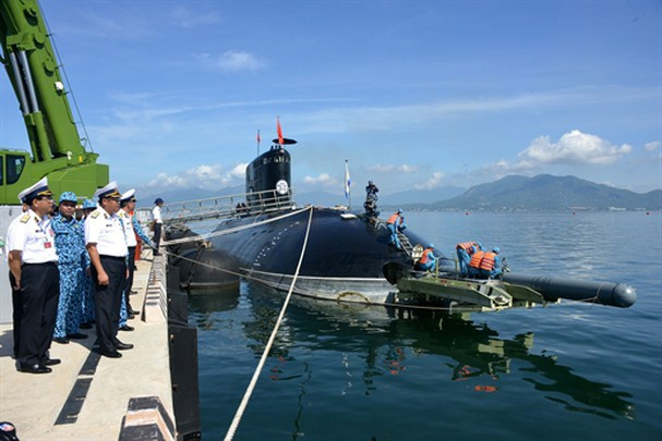Đến 15 giờ, tàu ngầm Kilo số hiệu HQ-182 Hà Nội cập bến an toàn, hai tàu lai Azimuth đã hoàn thành xuất sắc nhiệm vụ, rời cảng Cam Ranh hành quân về Thành phố Hồ Chí Minh, cập cảng Tân cảng Cát Lái chiều 4/1/2014.