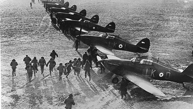Tuy nhiên, thực tế lại khác xa với những điều kỳ vọng của Hitler, không quân phát xít Đức đã phải đối mặt với một đối thủ mạnh nhất về quy mô, khả năng phối hợp cao, trang bị tốt và hiện đại. Phía Anh điều động 1.963 phi cơ, gồm các loại máy bay tiêm kích và máy bay ném bom, trong khi Đức phái tới 2.550 máy bay các loại.