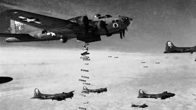 Thứ hai là trận Big Week, diễn ra từ ngày 20 đến 25/2/1944, là một phần của chiến dịch ném bom chiến lược châu Âu do Mỹ và quân Đồng minh thực hiện, nhằm chống lại quân Đức Quốc xã trong Thế chiến II. Mỹ có ý định kéo quân Đức vào một trận đánh quyết định, bằng cách tấn công nhằm vào các nhà máy sản xuất phi cơ của Đức.