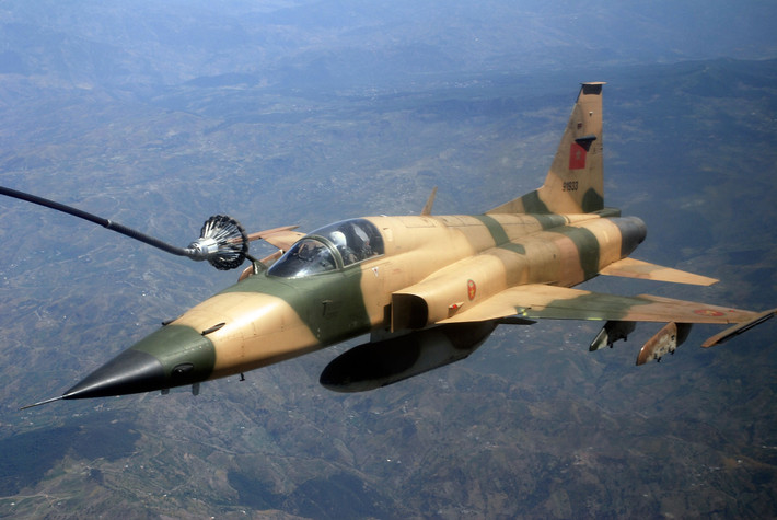 Phần còn lại không quân Ma-rốc bao gồm các máy bay thế hệ thứ ba cũ kỹ, bao gồm F-5E Tiger II, trong đó 22 chiếc đang hoạt động và 26 chiếc Mirage F1. Mirage của Ma-rốc được xem là có khả năng nhất trên thế giới, đã được trang bị tên lửa MICA, cung cấp khả năng không đối không trong phạm vi hình ảnh hạn chế.