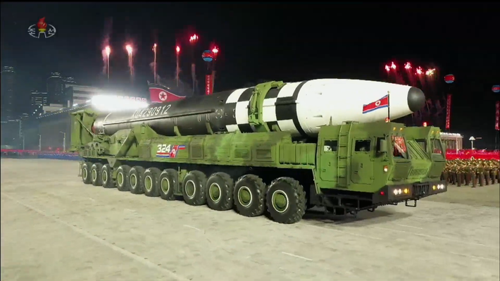 Theo quan sát, Hwasong-16 được phát triển từ mẫu tên lửa trước đó là Hwasong-15; nhưng theo phân tích, Hwasong-16 có thể mang được tải trọng lớn hơn nhiều (khoảng từ 2.000 đến 3.000 kg).