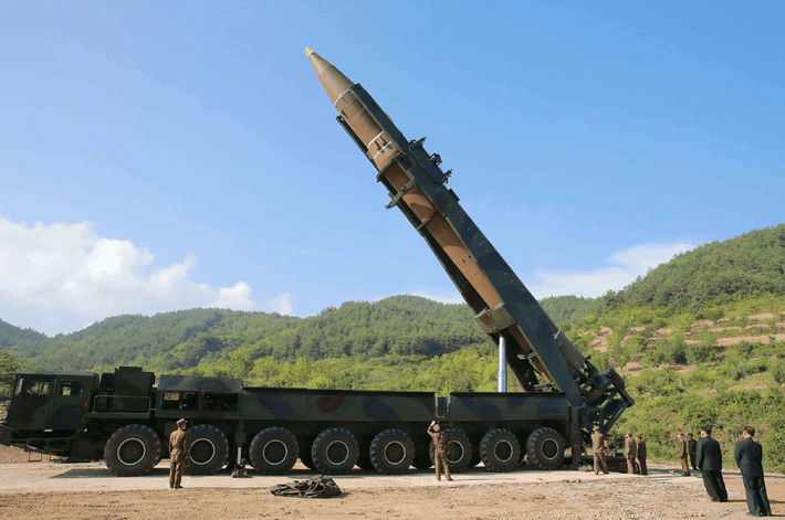 Tên lửa Hwasong-14 là ICBM sử dụng bệ phóng di động hai tầng, dùng nhiên liệu lỏng, được phóng thử nghiệm lần đầu tiên vào mùa hè năm 2017. Động cơ sử dụng nhiên liệu lỏng của Hwasong-14, dường như có nhiều điểm giống với loại tên lửa trước đó là Hwasong-12.