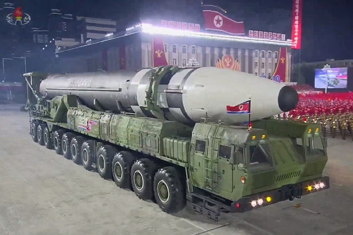 Nhưng theo một số nhà phân tích, Hwasong-16 có thể là một bước lùi rõ ràng, đối với kho tên lửa đạn đạo xuyên lục địa của Triều Tiên. Kích thước khổng lồ của tên lửa Hwasong-16, yêu cầu một xe vận chuyển đa trục lớn hơn nhiều, so với những mẫu tên lửa trước đó.