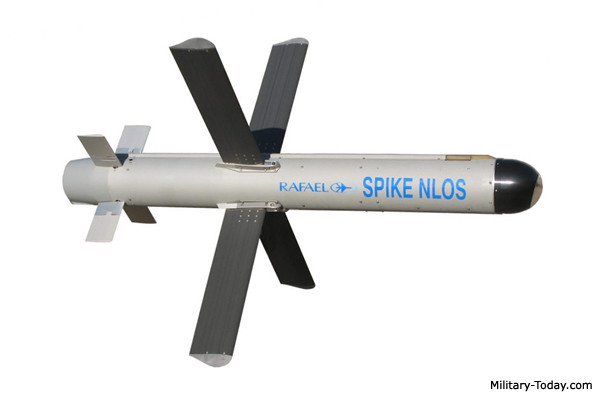Spike NLOS có nhiều phiên bản, nhưng phiên bản lắp trên trực thăng AH-64 có tầm bắn 25 km, tên lửa sử dụng liên kết dữ liệu không dây để kết nối với hệ thống điều khiển trên máy bay, do phi công điều khiển vũ khí sử dụng.