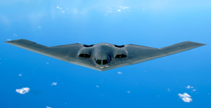 Máy bay B-2 Spirit là vũ khí đáng sợ tiếp theo, là loại máy bay ném bom đa nhiệm vụ, được trang bị công nghệ tàng hình, trang bị bom thông thường và bom hạt nhân. Chiếc máy bay ném bom này là một mốc quan trọng trong chương trình hiện đại hóa máy bay ném bom của Mỹ.