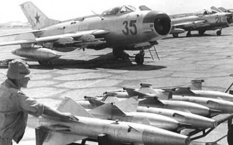 Là loại máy bay thiết kế sử dụng hai động cơ phản lực, lên MiG-19 có hình dáng lớn hơn hai chiến đấu cơ tiền nhiệm là MiG-15 và MiG-17; động cơ sử dụng cho MiG-19 cũng là loại động cơ mới, khi kết hợp lại, chúng tạo ra lực đẩy gần gấp đôi so với chiến đấu cơ MiG-17.