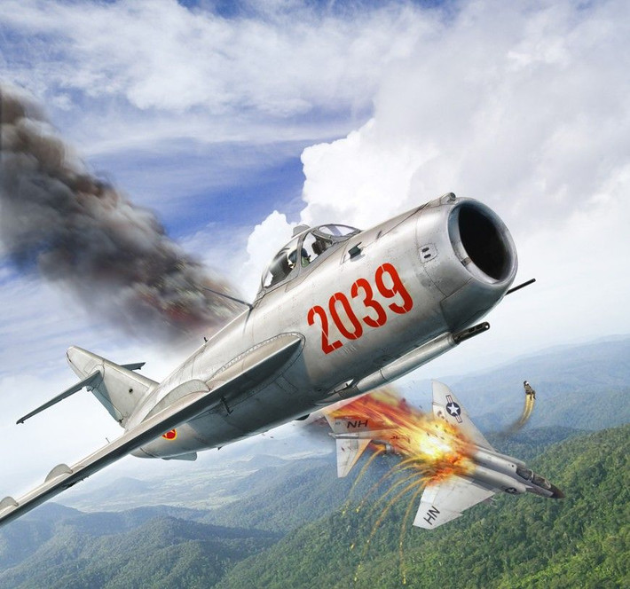 Mặc dù lúc đầu MiG-19 chỉ được trang bị 3 khẩu pháo tự động 30 mm, nhưng với khả năng của những khẩu pháo hàng không này, cũng tạo ra lợi thế trong chiến đấu quần vòng hẹp, trước những chiếc F-4 Phantom của Không quân Mỹ, đặc biệt là trong chiến tranh Việt Nam.