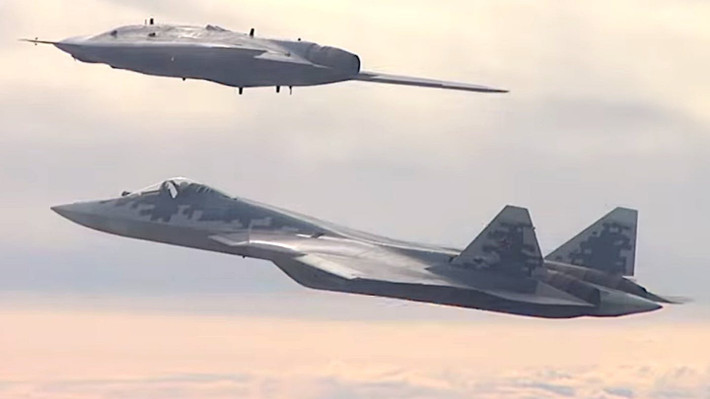 Trong tương lai, S-70 tích hợp đầy đủ có thể sử dụng toàn bộ vũ khí của Su-57 và ngay cả khi không có hướng dẫn bằng giọng nói của phi công, nó có thể trực tiếp giao nhiệm vụ và chỉ thị mục tiêu cho máy bay không người lái qua hệ thống của tiêm kích Su-57.
